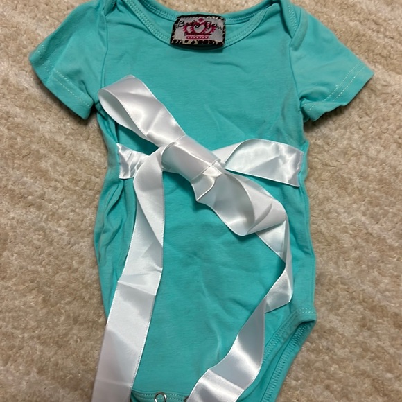 Royal Baby Gem Tiffany Blue outfit with bow and matching flowered hat! - Picture 2 of 8